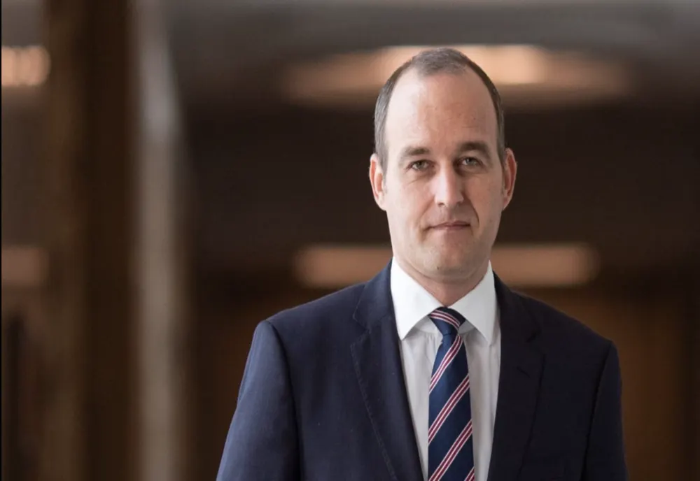 Dan Vîlceanu, urmărit penal pentru ULTRAJ, după ce l-a mușcat de ureche pe Florin Roman, în Parlament