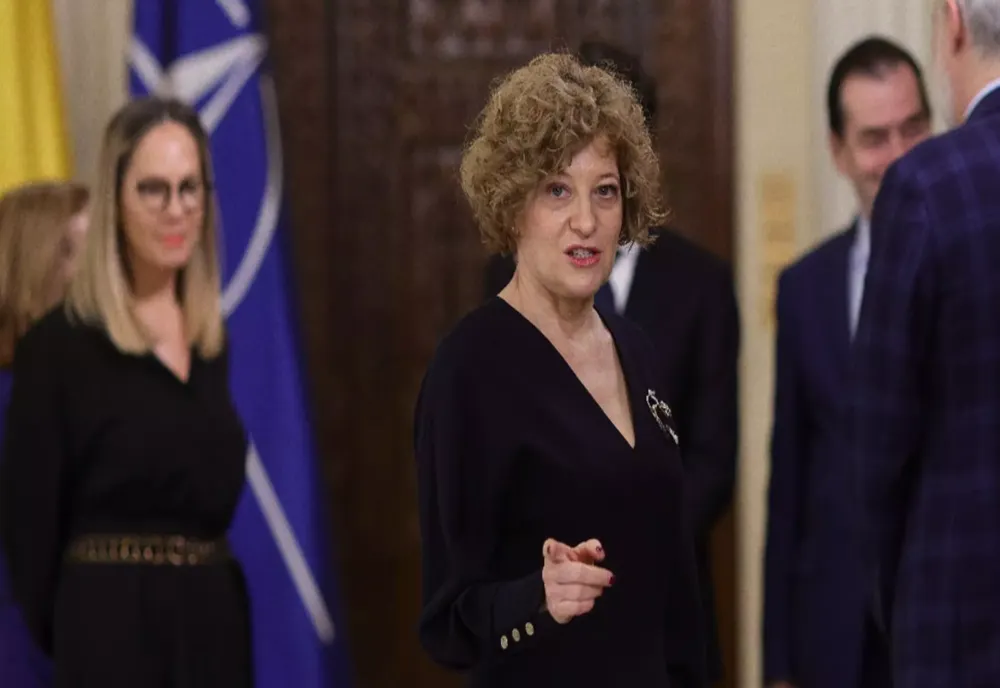 În timp ce Guvernul Bolojan sărăcește poporul, premierul și rezista Oana Gheorghiu își aduc consilieri onorifici la Palatul Victoria