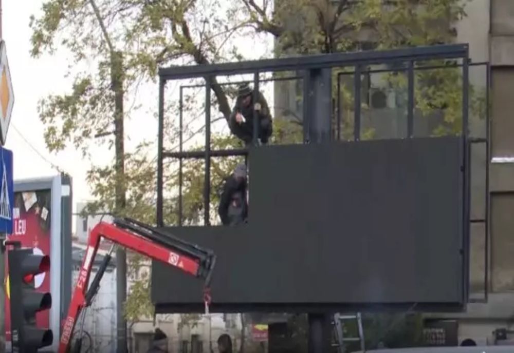 Fugarul Ghiță, legături cu firma care deține panourile publicitare. Instalație de făcut bani: românii parchează, el încasează