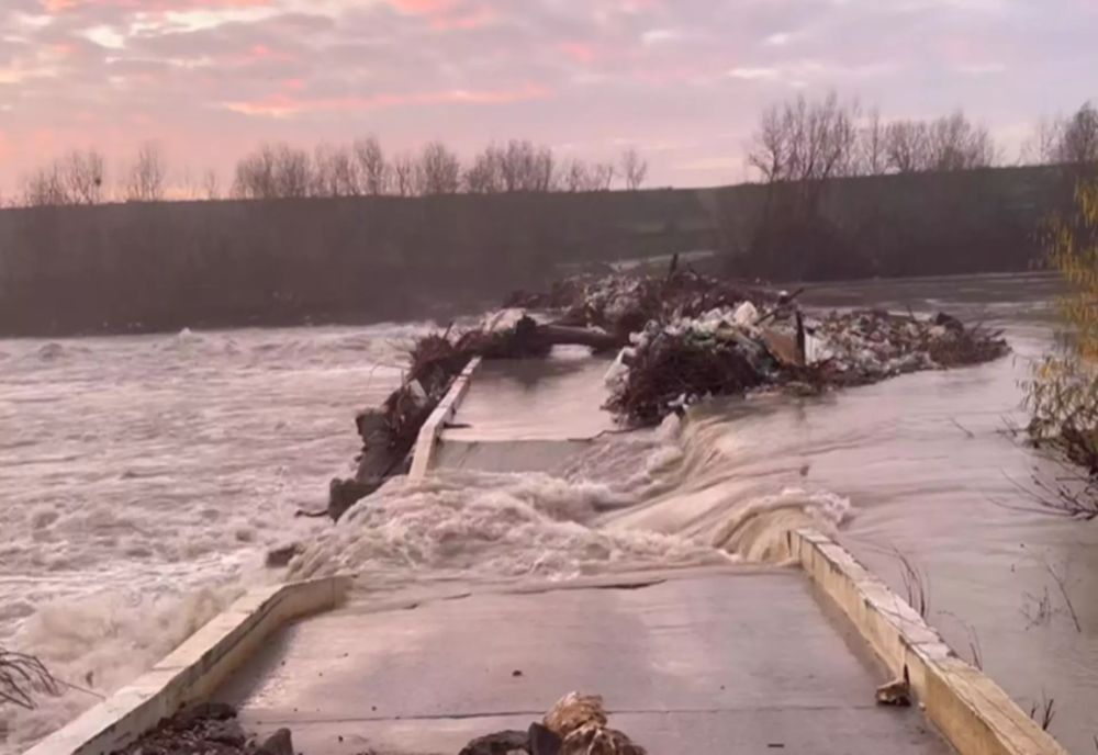 Dezastru la 20 de kilometri de Capitală: podul de peste Argeș de la Budești s-a prăbușit din cauza deversărilor de la baraje