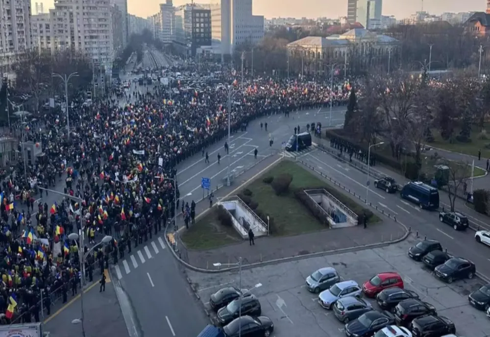 ZECI DE MII DE OAMENI LA MITINGUL DIN CAPITALĂ. GEORGE SIMION A AJUNS CU NEMULȚUMIȚII LA PALATUL COTROCENI