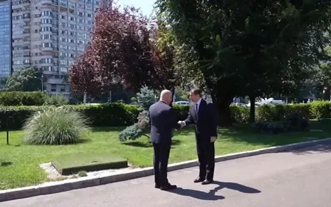 Ilie Bolojan îl primește pe Vasile Tofan/ Captură video