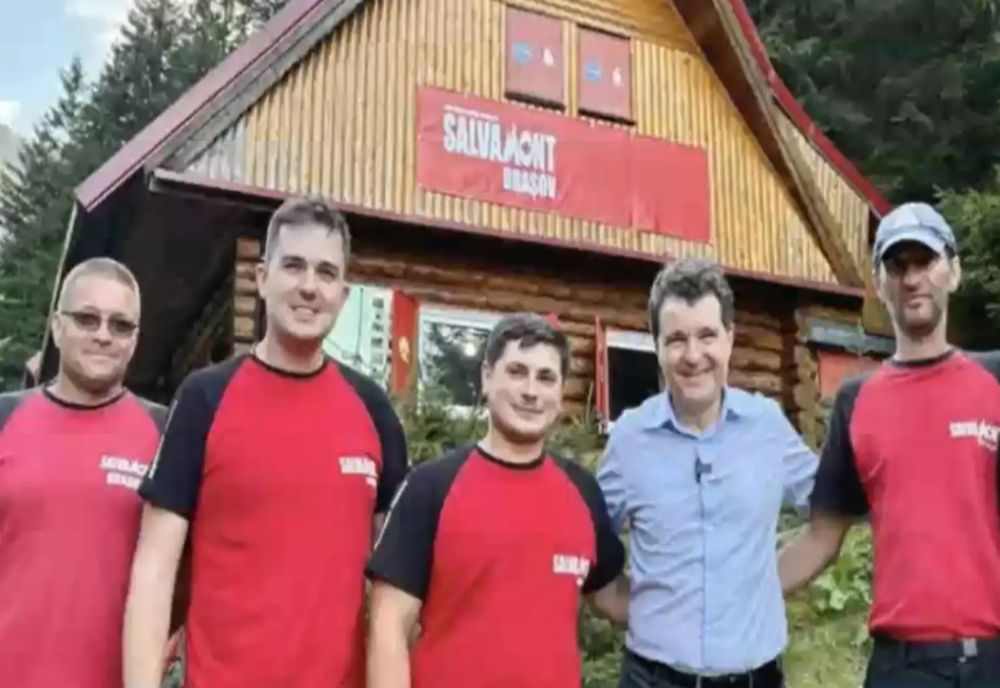 NICUȘOR DAN SE PLIMĂ PE MUNȚI, ÎN TIMP CE SE DECIDE SOARTA ȚĂRII. PRIMELE IMAGINI DUPĂ ABSENȚA DE LA ZIUA MARINEI