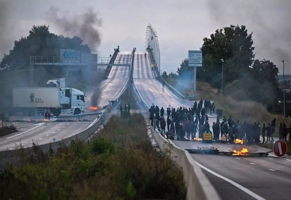 PROTESTE MASIVE ANUNȚATE LA PARIS. EMMANUEL MACRON, PRESAT SĂ DEMISIONEZE